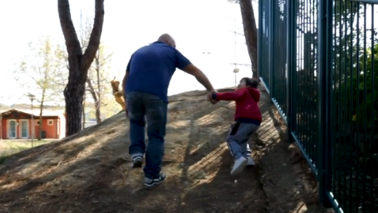 Coronavirusi, pamje që tregojnë fëmijët me autizëm duke luajtur në një park në Itali