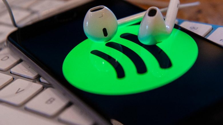 Spotify mbetet lider global në transmetim të muzikës, industria u rrit me 32% në 2019
