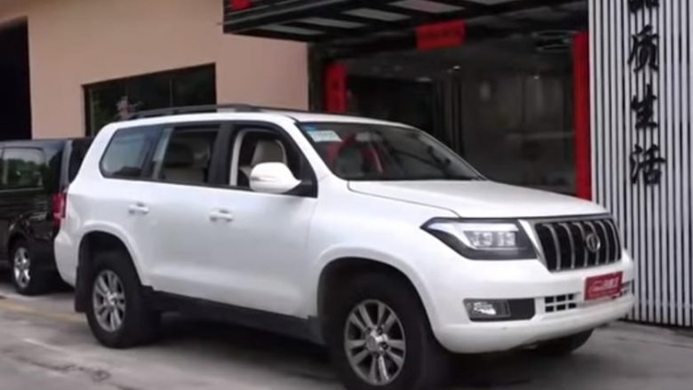 Toyota Land Cruiser i falsifikuar, shumë më luksoz se një Land Cruieser i zakonshëm