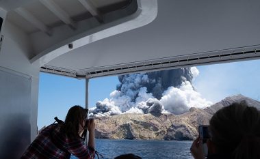 Turistët qëndruan për dy minuta pa frymë nën ujë, i shpëtuan vdekjes së sigurt nga shpërthimi i vullkanit