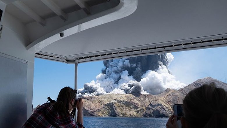 Turistët qëndruan për dy minuta pa frymë nën ujë, i shpëtuan vdekjes së sigurt nga shpërthimi i vullkanit