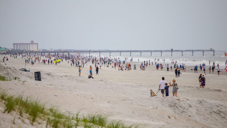 Turmat e njerëzve vazhdojnë t’i mbushin plazhet e Floridës, nëse nuk zbatohet distanca sociale ndalesa mund të kthehet sërish