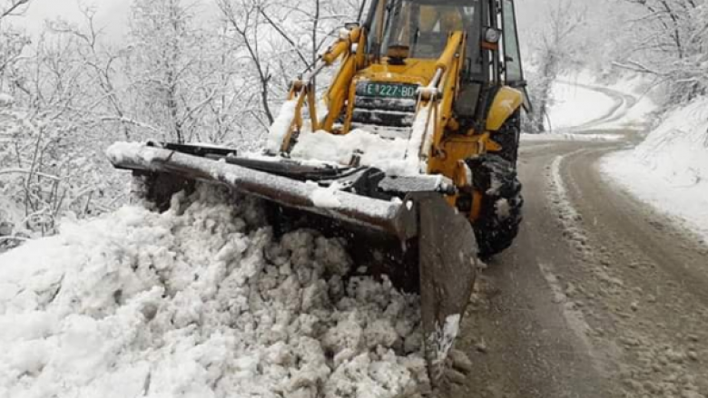 Komuna e Tetovës: Punohet në pastrimin e borës në Tetovë