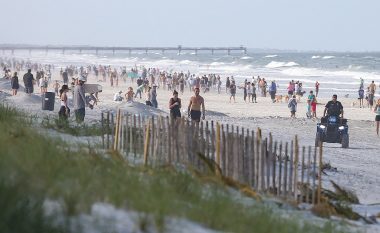 Vizitorët i mbushën për gjysmë ore plazhet e sapo hapura në Floridë, nuk mbajtën distancë sociale edhe pse numri i të infektuarve me coronavirus po shkon duke u rritur