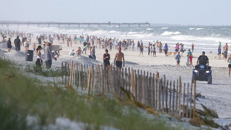 Vizitorët i mbushën për gjysmë ore plazhet e sapo hapura në Floridë, nuk mbajtën distancë sociale edhe pse numri i të infektuarve me coronavirus po shkon duke u rritur