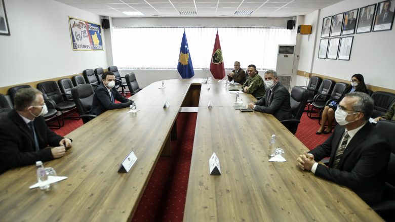 Kurti vizitoi Ministrinë e Mbrojtjes, FSK e gatshme të mbështesë autoritetet civile në përballje me pandeminë COVID-19