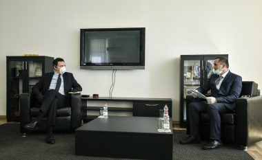 Kurti vizitoi Doganën e Kosovës, vendimi për reciprocitet ndaj Serbisë po zbatohet në përpikëri