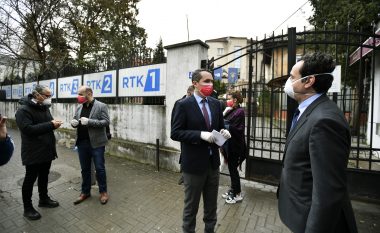 Kurti bashkë me ministrat në detyrë vizitojnë RTK-në
