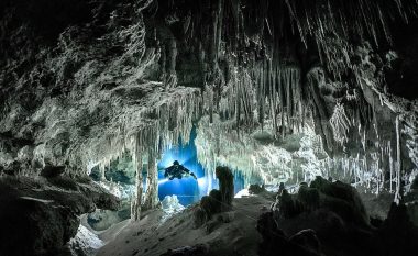 Zhytësi i guximshëm realizoi imazhet mbresëlënëse të labirinteve në shpellat nënujore të rivierës meksikane