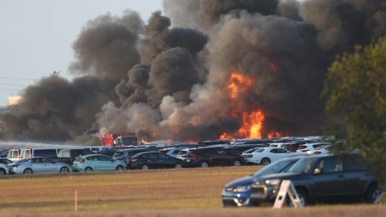 Një zjarr masiv shkatërron dhe dëmton më shumë se 3,500 makina pranë aeroportit të Floridas