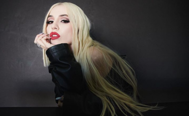 Ava Max merr vëmendjen e fansave, pozon me dekolte të hapur