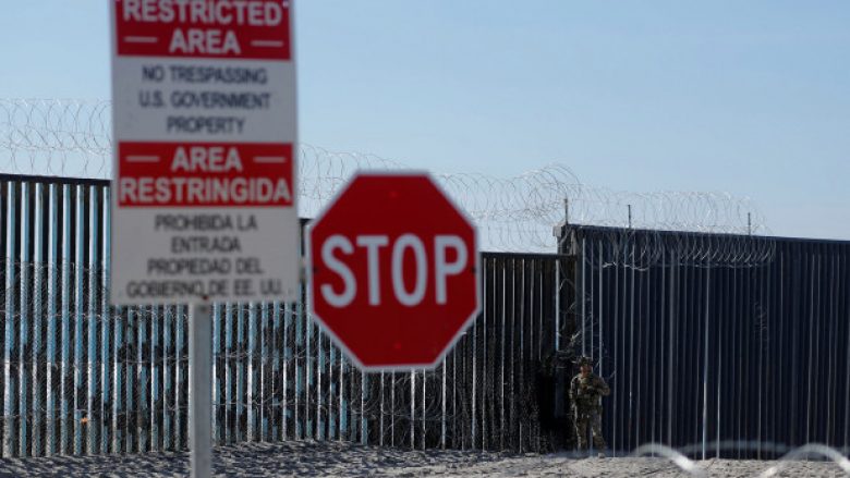 Trump dërgon trupa në kufirin me Meksikën, për të parandaluar coronavirusin