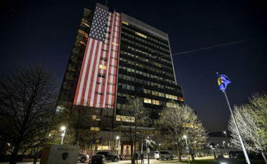 Në shenjë solidariteti për viktimat dhe të prekurit me COVID-19 në SHBA, flamuri amerikan vendoset në ndërtesën e Qeverisë