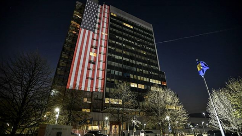 Në shenjë solidariteti për viktimat dhe të prekurit me COVID-19 në SHBA, flamuri amerikan vendoset në ndërtesën e Qeverisë