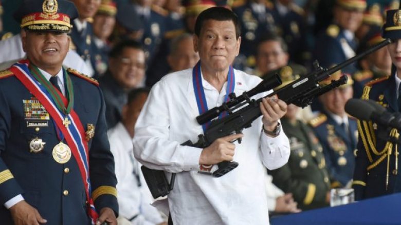 Duterte, policisë: Vritni ata që “krijojnë telashe” gjatë karantinës
