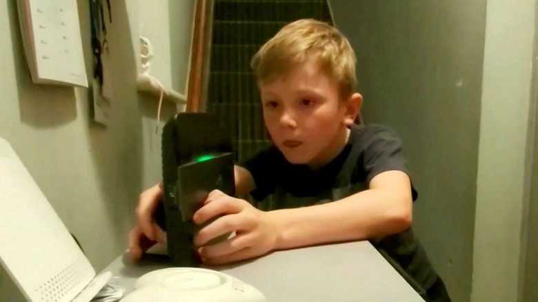 Nga dëshira e madhe për të luajtur Fortnite, 9-vjeçari zgjohet natën për ta ndezur WiFi-në fshehurazi nga prindërit
