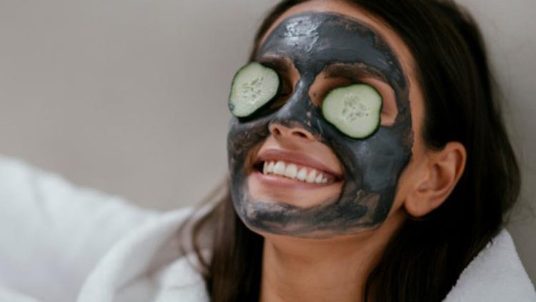 Maska të dobishme për lëkurën që mund t’i bëni në shtëpi gjatë karantinës