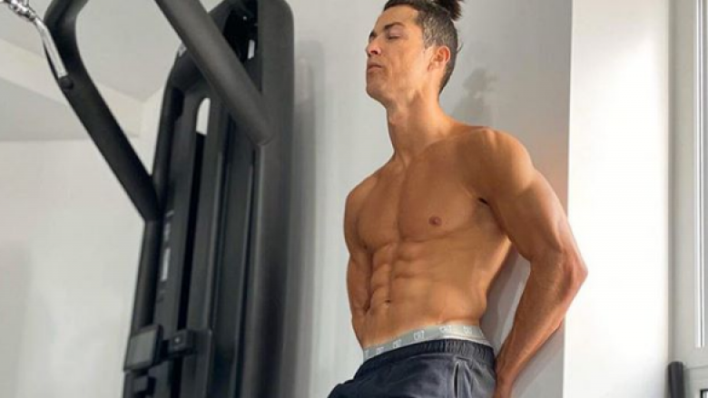 Cristiano Ronaldo kujdeset për fizikun e tij edhe gjatë izolimit: Qëndro në shtëpi, shpëtoni jetë