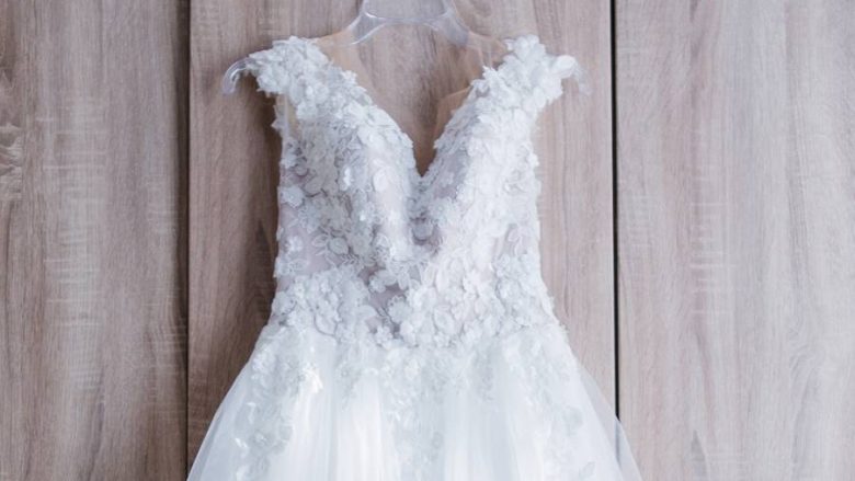 Një eksperte e nusërisë ndan hilet e saj për të blerë virtualisht fustanin tuaj të dasmës