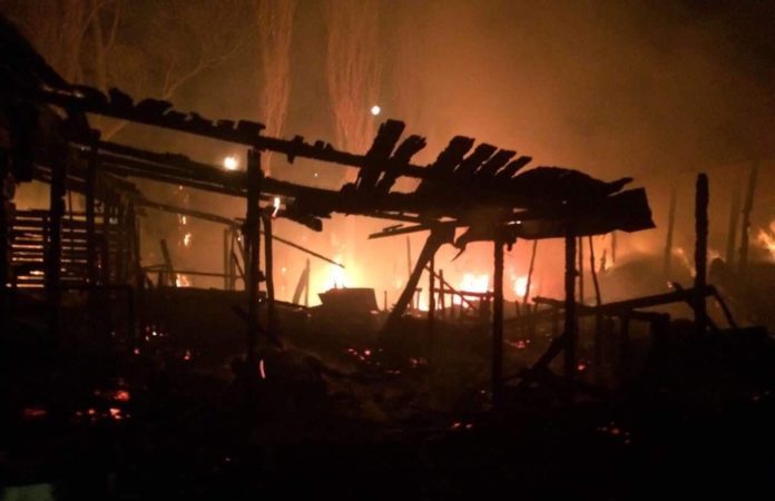 Përfshihet nga zjarri një fermë në Mitrovicë, digjen disa krerë bagëti