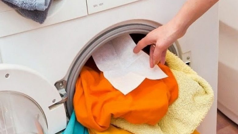 Përse në rrobalarëse duhet futur një pecetë të njomë kur i lani rrobat: Truk të cilin do ta përdorni të gjithë!