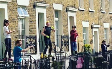 Britaniku organizon stërvitje me fqinjët, para dyerve të shtëpive – gjatë karantinës