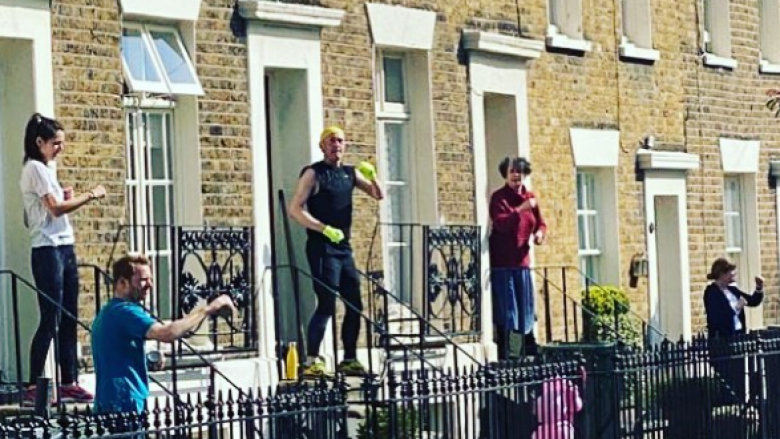 Britaniku organizon stërvitje me fqinjët, para dyerve të shtëpive – gjatë karantinës
