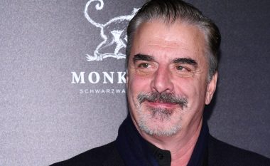 Chris Noth befason fansat ndërsa rruan kokën gjatë periudhës së izolimit