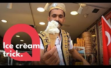 Ashtu siç e do tradita në Stamboll, shitësi i akullores bën një shfaqje mbresëlënëse me lëvizjet e tij