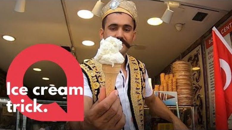 Ashtu siç e do tradita në Stamboll, shitësi i akullores bën një shfaqje mbresëlënëse me lëvizjet e tij