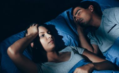 Mungesë e rrezikshme e melatoninës: Përse është e rëndësishme të flini në errësirë të plotë?