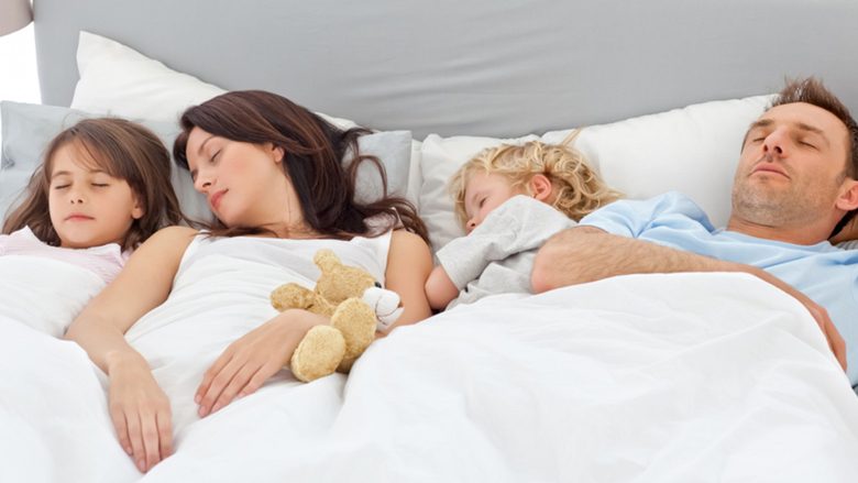 Fëmijët flenë me ju gjatë natës? Këto janë arsyet pse po bëni një gabim të madh