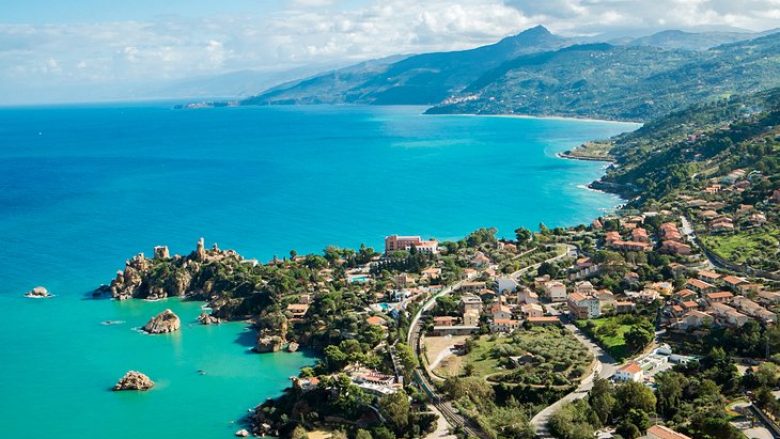 Fluturime me gjysmë çmimi dhe heqje të disa pagesave tjera, ishulli italian me masa për të joshur turistët, pas daljes nga izolimi