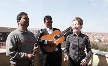 Rona Nishliu sjell këngë në gjuhën rome në kujtim të Kujtim Paçakut