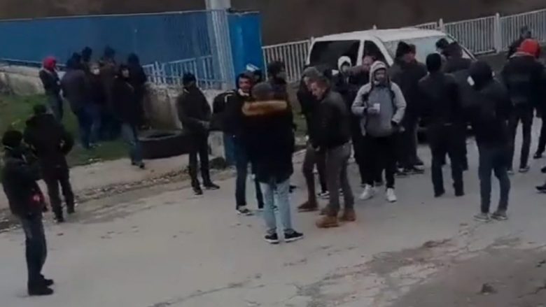 Tension në Kapshticë, emigrantët nuk lejojnë kamionët të kalojnë