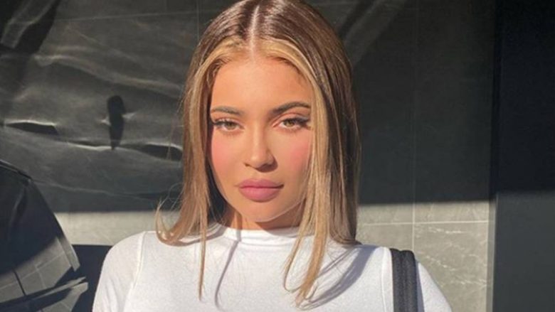 Si të kopjoni trendin e ri të flokëve të Kylie Jenner ‘Rogue Blonde’ nga shtëpia