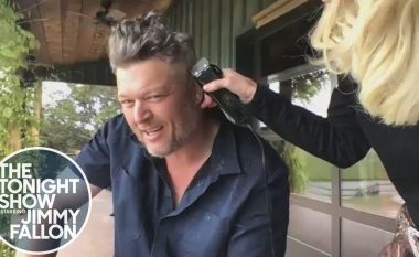 Gwen Stefani ia pret flokët partnerit të saj në një transmetim të drejtpërdrejt me Jimmy Fallon