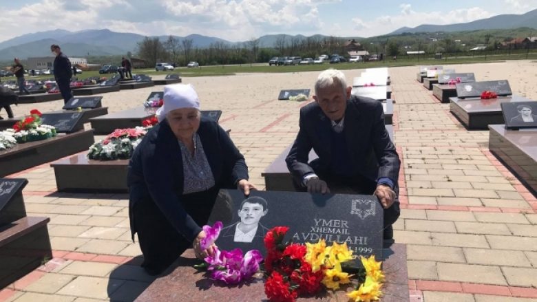 Fshati Mejë në dhimbje kujtojnë ditën kur Serbia masakroi më të dashurit e tyre