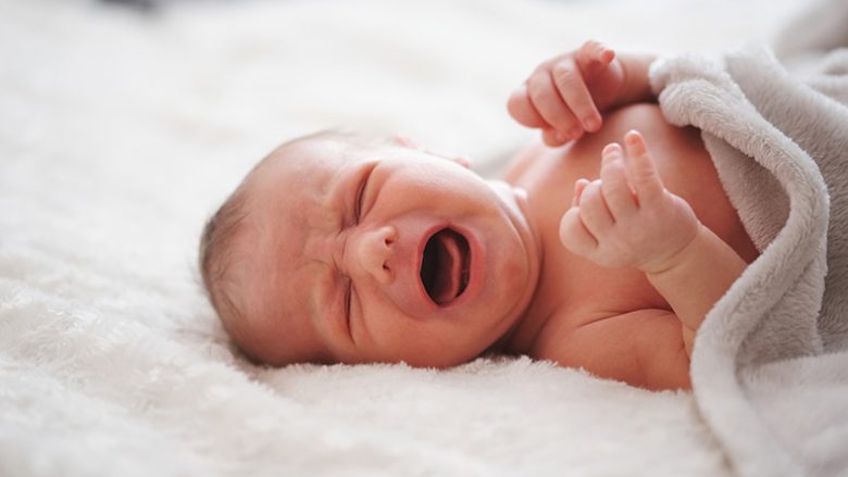 Ndodh në Indi, çifti vendos të quaj foshnjën e porsalindur ‘dezinfektues’