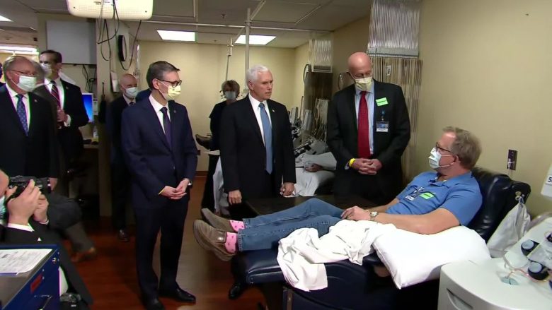 Mike Pence nuk vendosë maskë gjatë një vizite në një spital