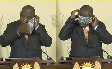 Presidenti i Afrikës së Jugut në vështirësi, derisa provon të vendosë maskën në fytyrë