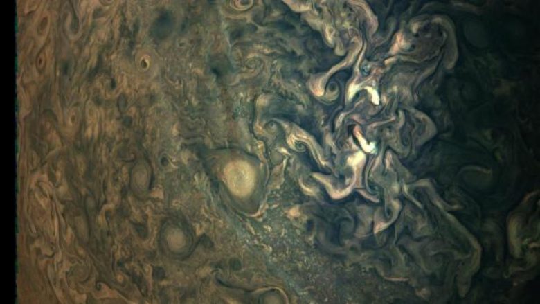 NASA publikon foto spektakolare të Jupiterit