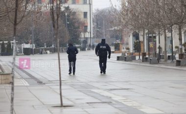 Nuk respektuan masat për kufizimin e lëvizjes, policia arrestoi të hënën 55 persona