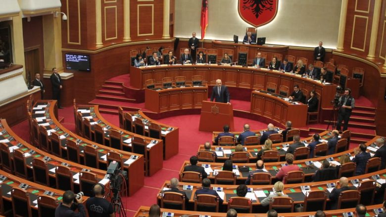 Miratohen ndryshimet në Kuvendin e Shqipërisë: Kush thyen karantinën 2-3 vite burg