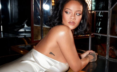 Rihanna vjen me poza atraktive në promovimin e linjës së saj të re të ‘make up-it’