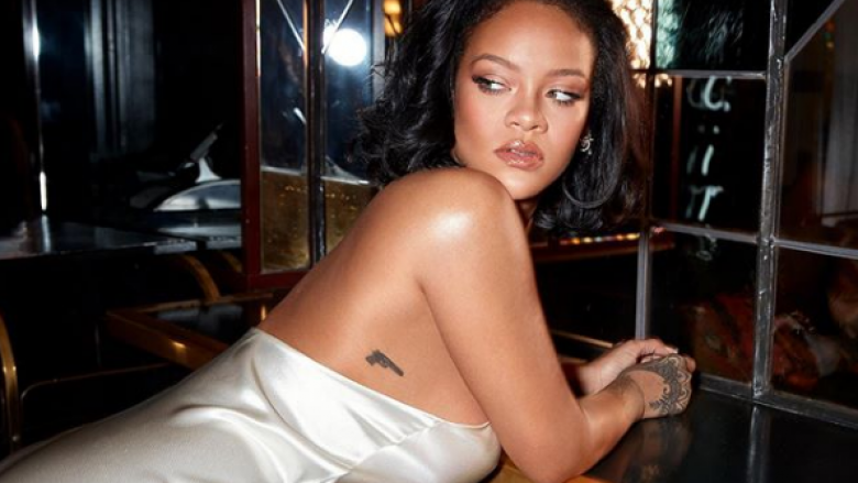 Rihanna vjen me poza atraktive në promovimin e linjës së saj të re të ‘make up-it’