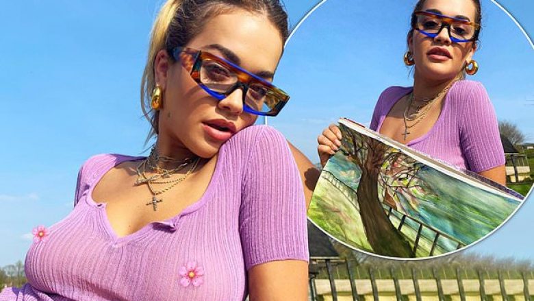 Rita Ora tregon talentin e saj në pikturim, teksa shijon diellin dhe vizaton në kopshtin e saj