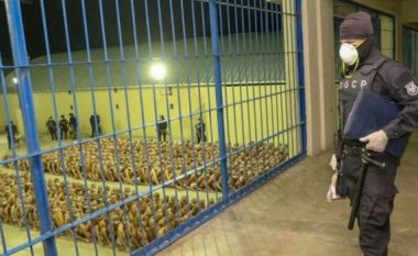 Qeveria e El Salvador me masa të ashpra për të burgosurit, anëtarë të bandave – të lidhur u mbyllën në një zonë ku nuk hyn asnjë rreze dielli