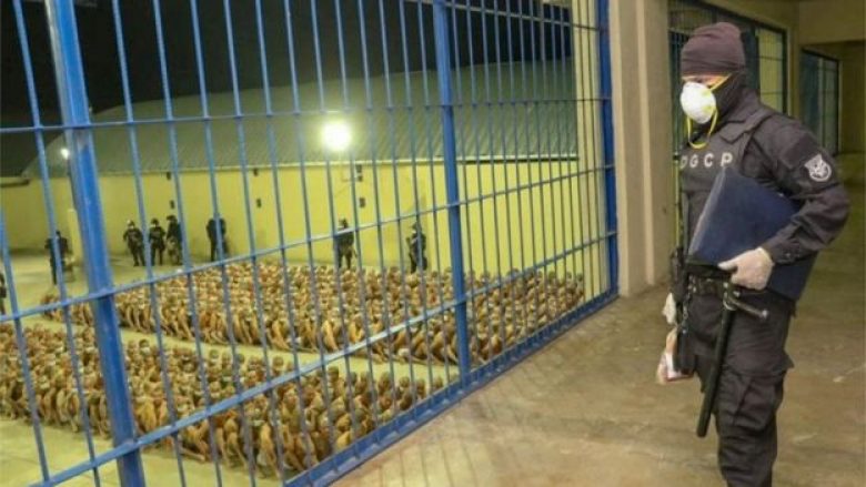 Qeveria e El Salvador me masa të ashpra për të burgosurit, anëtarë të bandave – të lidhur u mbyllën në një zonë ku nuk hyn asnjë rreze dielli