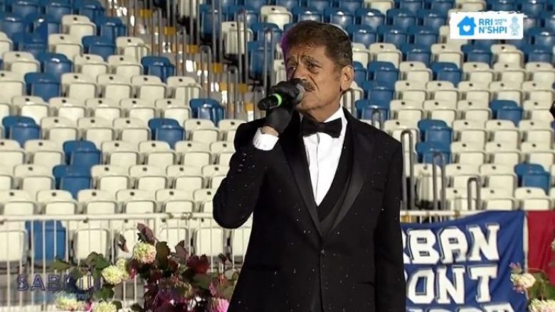 Sabri Fejzullahu i këndoi Prishtinës, zëri i tij jehoi nga stadiumi i zbrazët “Fadil Vokrri” për të gjithë qytetarët e vendit